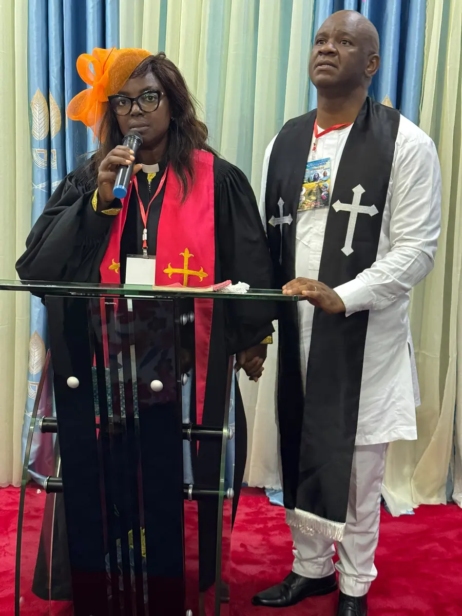 Le couple pastoral en chaire pendant le culte