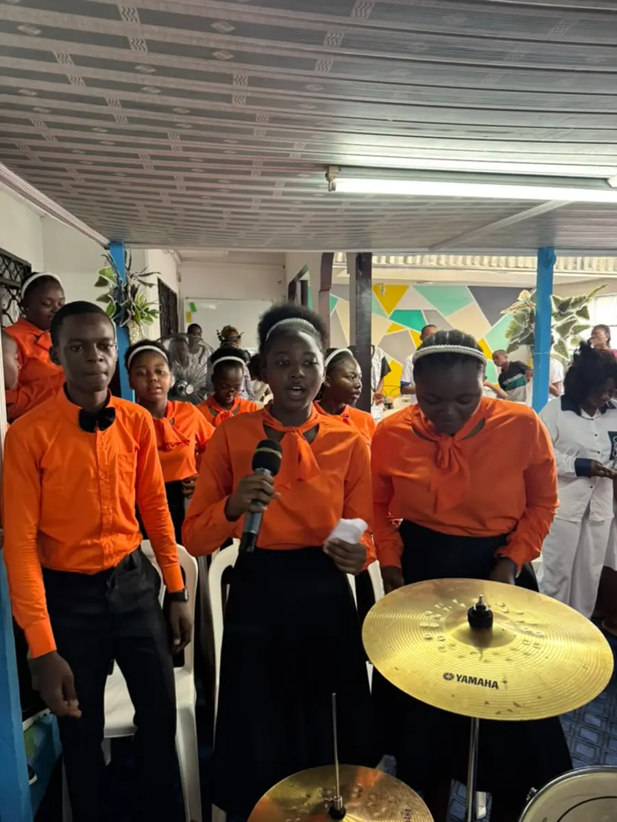 La jeunesse chante la louange