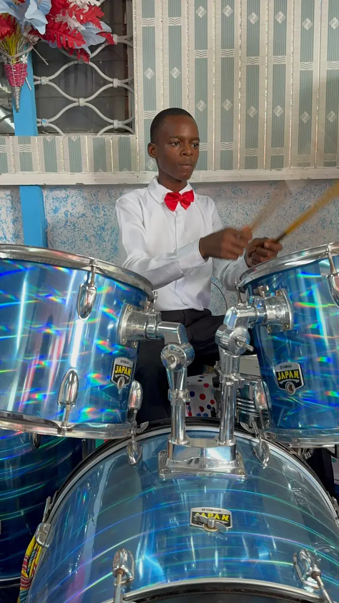 Le jeune batteur accompagne l'adoration