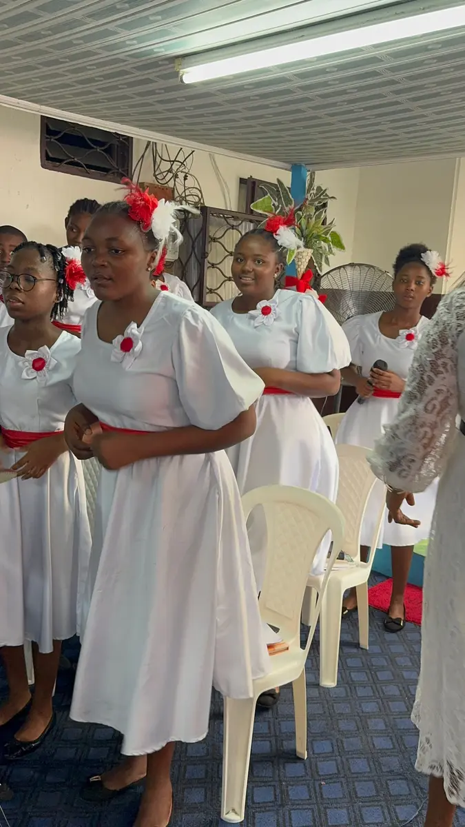 Les jeunes filles en robe blanche pendant l'adoration
