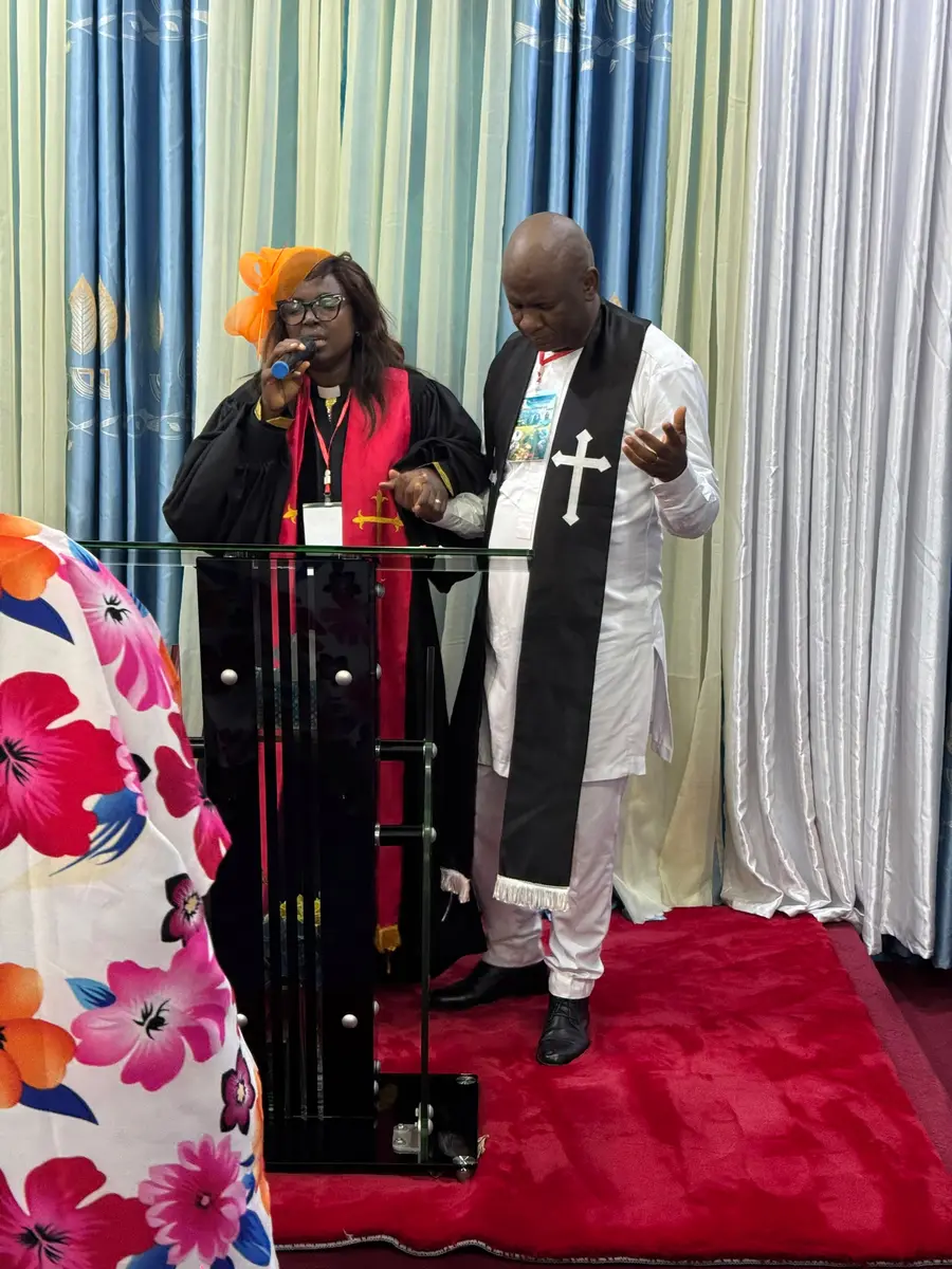 Le couple pastoral prie pour l'assemblée